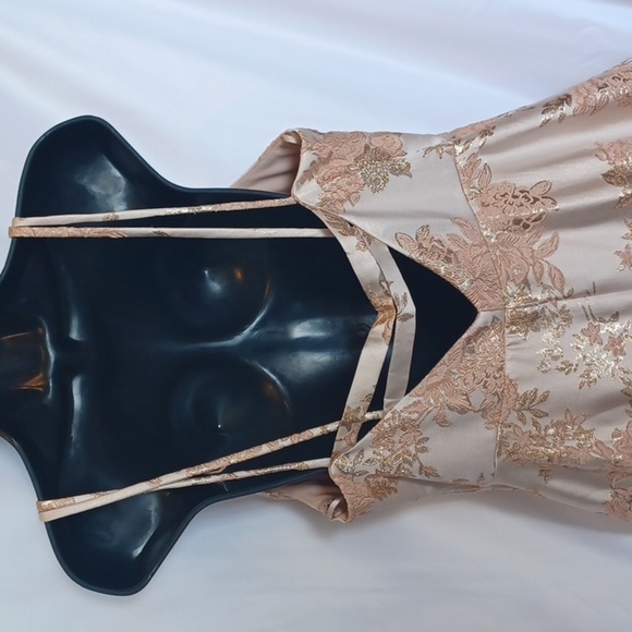 City Triangles NWT Size 15 Ball Gown! Blush Gold Brocade, side zip, 3 layers - Picture 5 of 7
